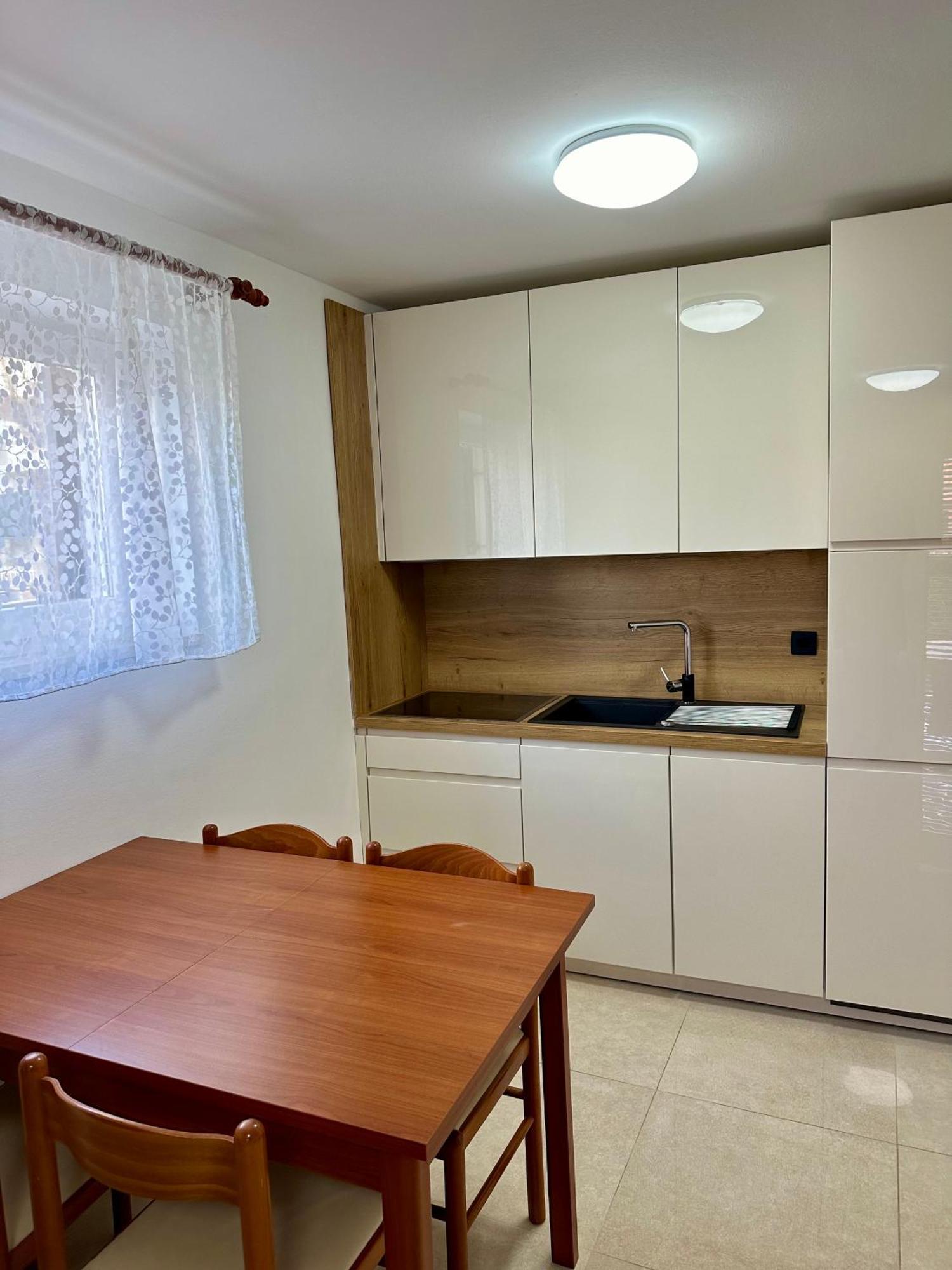 Apartment Sara Njivice Exteriör bild
