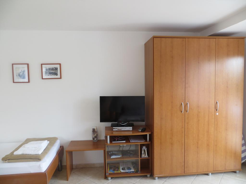 Apartment Sara Njivice Exteriör bild